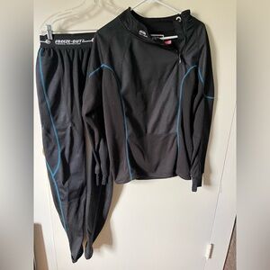 2pc set. Men’s black, freeze out, medium top small bottoms.